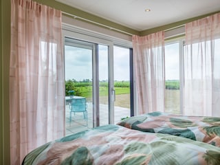 Schlafzimmer mit Blick auf die Terrasse