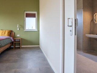 Door to en-suite bathroom