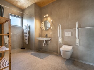 En-suite adapted bathroom