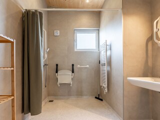 En-suite adapted bathroom