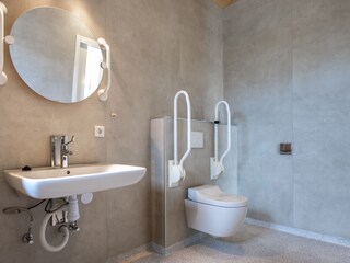 En-suite adapted bathroom