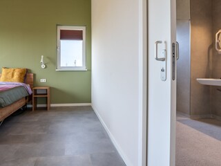 Tür nach en-suite Badezimmer