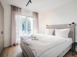 Schlafzimmer mit TV und Balkon