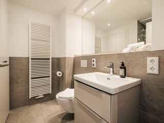 separates Bad mit Dusche und  Wasch-Trockner