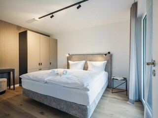 Schlafzimmer mit TV und Balkon