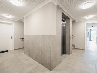 Treppenhaus mit Lift