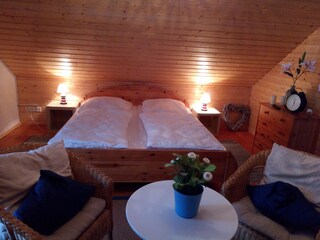 Schlafzimmer mit Doppelbett im Obergeschoss