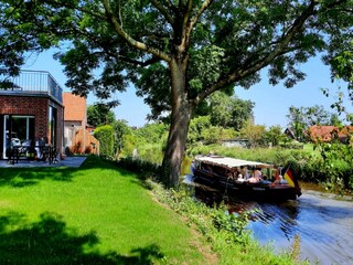 Die Barkasse Elli fährt vorbei