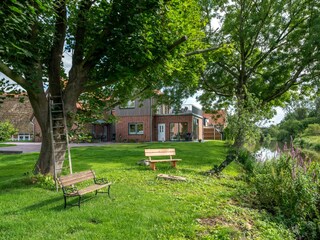 Blick über die Wiese zum Haus