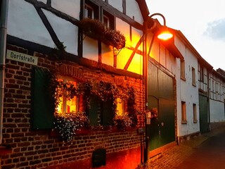 Idyllisches Dorfleben im Abendglanz