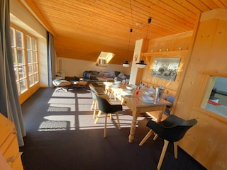 Schöne helle Urlaubsoase mit großen Fenstern