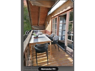 Zwei schöne Balkone mit Möblierung