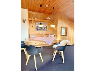 Gemütliche Essecke mit Durchreiche in die Küche