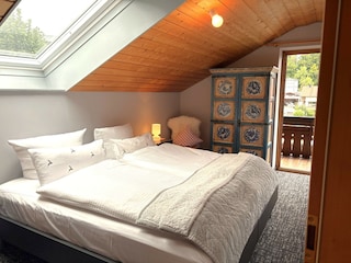 Zwei Schlafzimmer mit Balkon, Bett mit Offenen Fußende