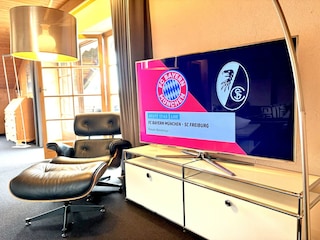 2 Lesesessel, großer TV laden zum Verweilen ein