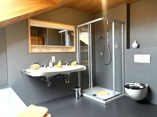 Großes Bad mit Dusche Badewanne 2er Wachbecken WC