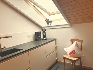 Komfortküche mit Vollausstattung und Fenster