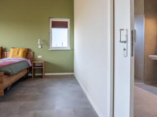 Door to en-suite bathroom