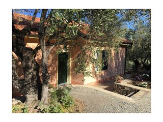 Eingang oberhalb des Hauses