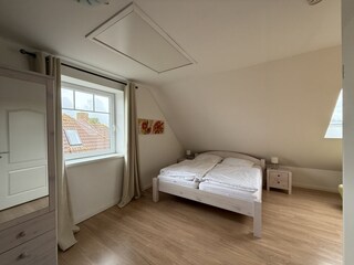 Schlafzimmer mit Doppelbett