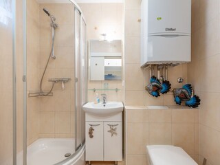 Bad mit Dusche und WC