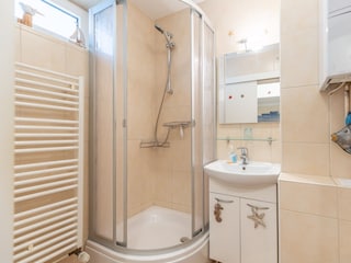 Bad mit Fenster zum Belüften