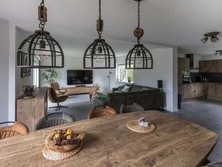 Wohnzimmer vom Esstisch