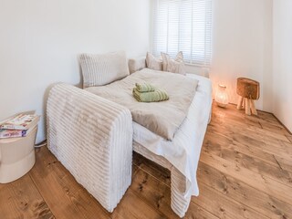 Schlafcouch im offenem Wohnbereich für dritte Person