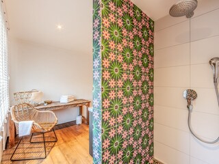 Offene Dusche im Badezimmer