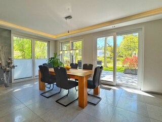 Essbereich mit Blick auf die Terrassen