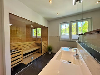 Badezimmer mit Dusche, WC, Sauna
