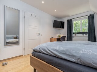 Schlafzimmer_1 mit TV u. Schreibtisch