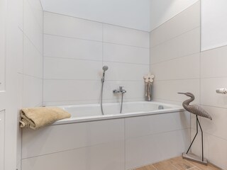 Bad oben mit Badewanne