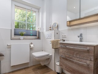 Bad oben mit Waschtisch und WC