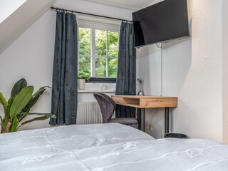 Schlafzimmer_2 mit TV u. Schreibtisch