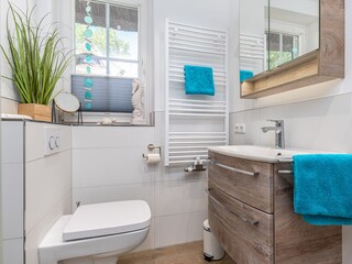 Bad unten mit Waschtisch und WC