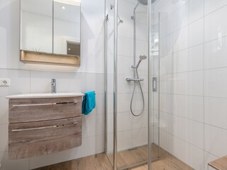 Bad unten mit Dusche