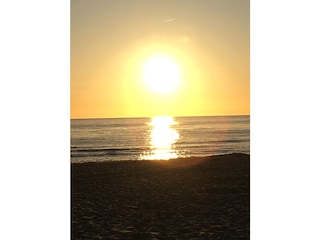 Jeden Tag ein Sonnenuntergang im Meer