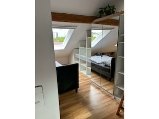 Schrankwand mit Schubladen und Spiegel