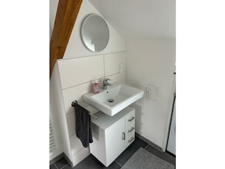 Waschbecken mit Spiegel