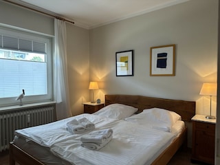 Schlafzimmer mit Doppelbett