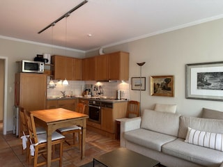 Wohnzimmer mit integrierter Küche