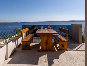 Hermoso apartamento costero en Karlobag