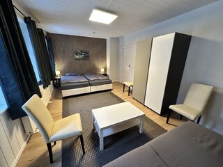 Schlafzimmer 1 mit zusätzlicher Gästecouch