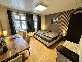 Schlafzimmer 2 mit Arbeitsplatz
