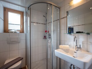 Bad mit Dusche und WC