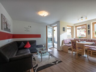 Esstisch mit Wohnbereich/Sofa