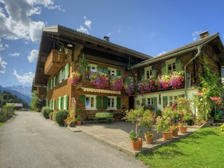 Hausansicht Sommer Terrasse