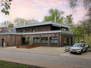 Eingang  der Wohnung oben und Parkplatz