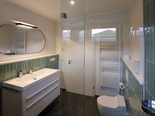 Badezimmer mit Toilette und integriertem Bidet